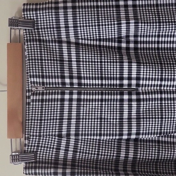 Black & White plaid pencil skirt - Picture 2 of 3
